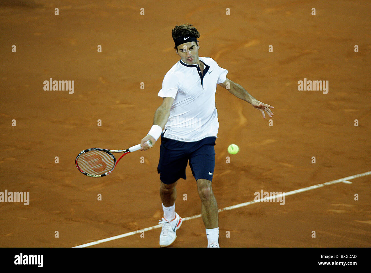 Roger Federer (SUI) in Aktion gegen David Ferrer (ESP) während das S-Finale Männer - Mutua Madrilena Madrid Open Tennisturnier ein Stockfoto
