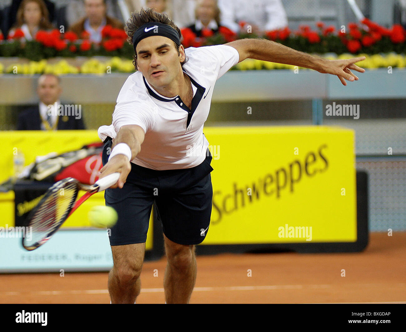 Roger Federer (SUI) in Aktion gegen David Ferrer (ESP) während das S-Finale Männer - Mutua Madrilena Madrid Open Tennisturnier ein Stockfoto