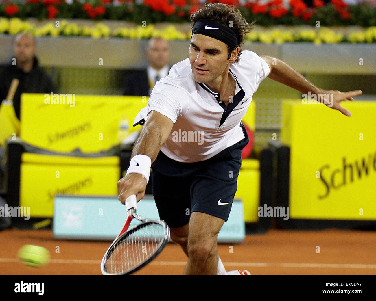 Roger Federer (SUI) in Aktion gegen David Ferrer (ESP) während das S-Finale Männer - Mutua Madrilena Madrid Open Tennisturnier ein Stockfoto