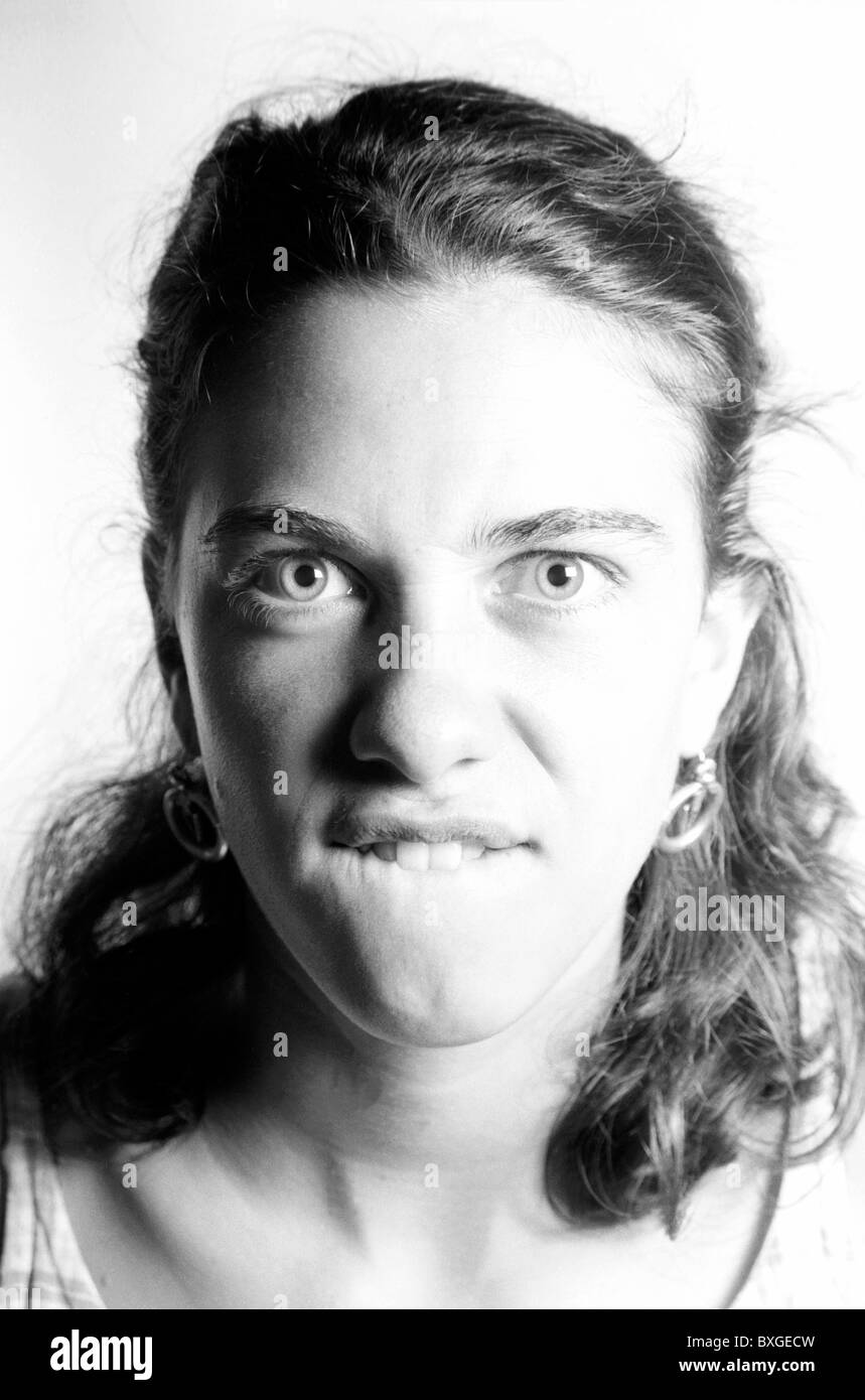 Porträt einer jungen Frau Grimassen in die Kamera. Stockfoto