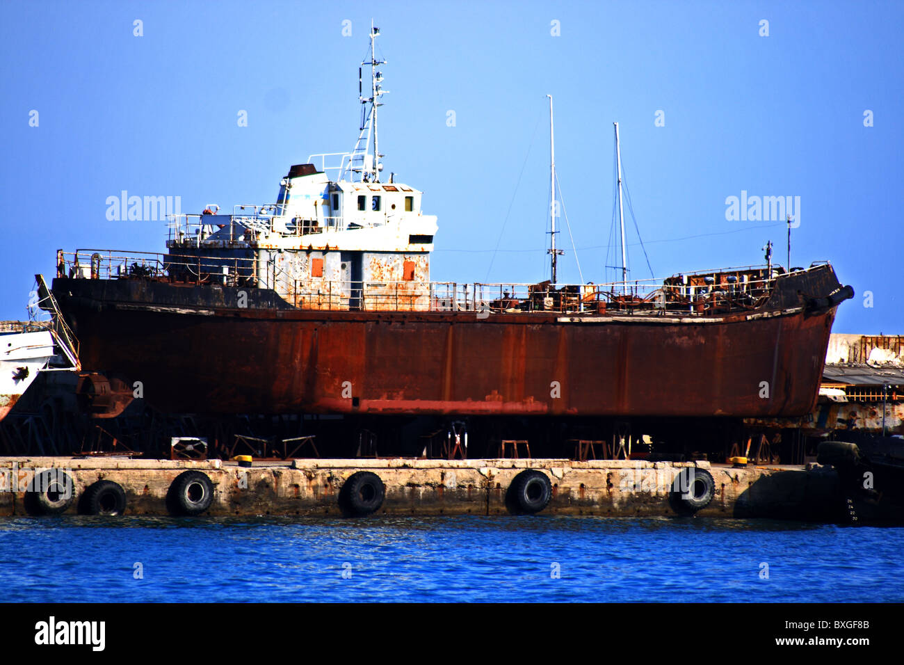 Alte rostige Schiff am Ufer zerlegt Stockfoto