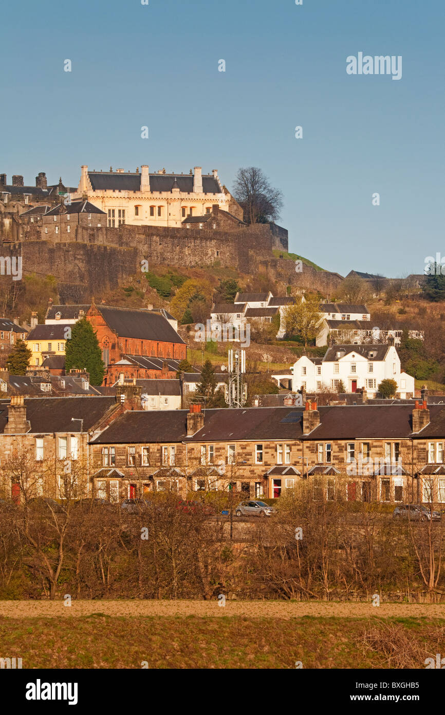 Stirling Castle St Mary-Kirche und die Häuser von Riverside Stockfoto