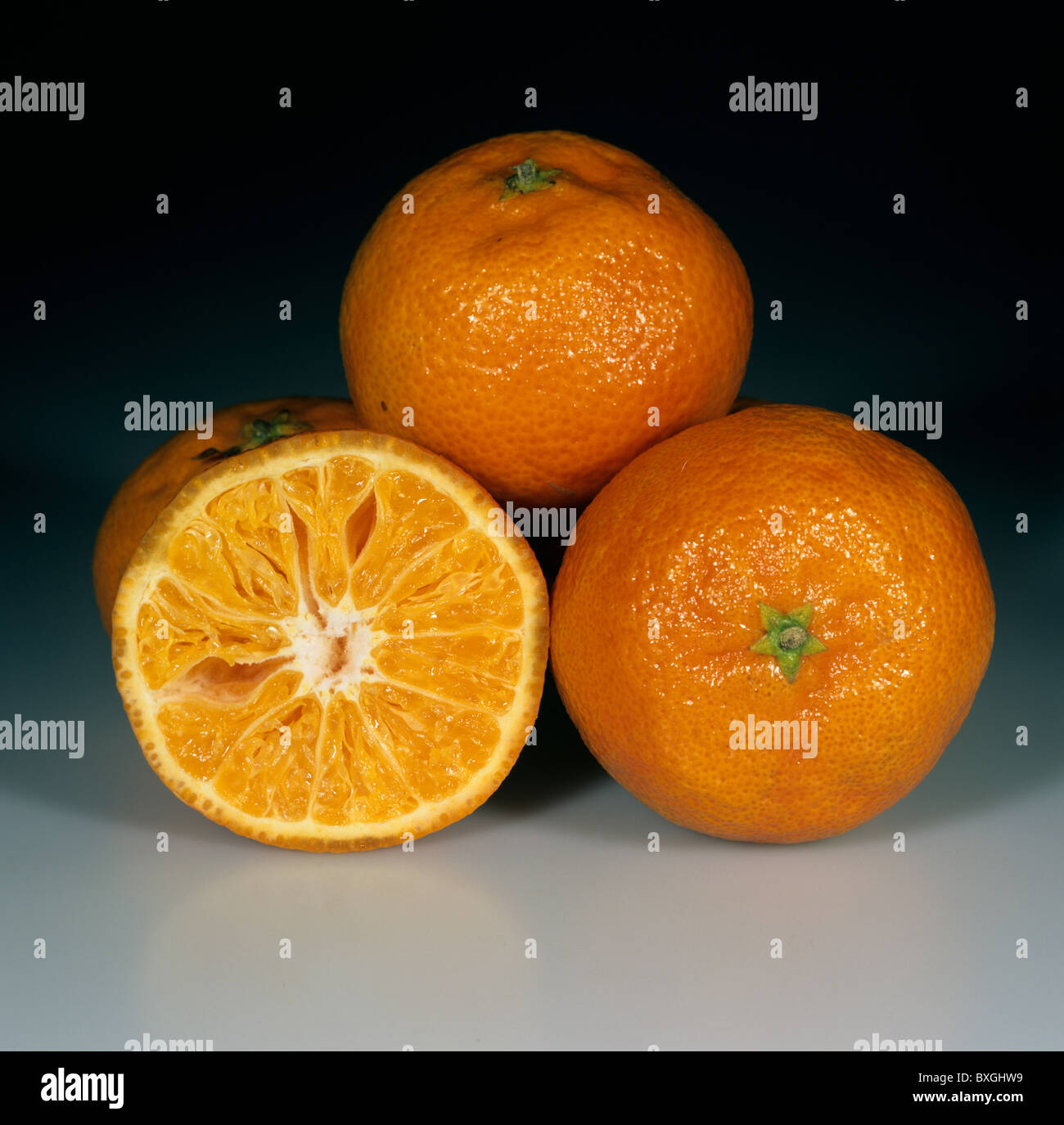 Ganze & geschnittenen Clementine Obstsorte Tardive de Mars Stockfoto