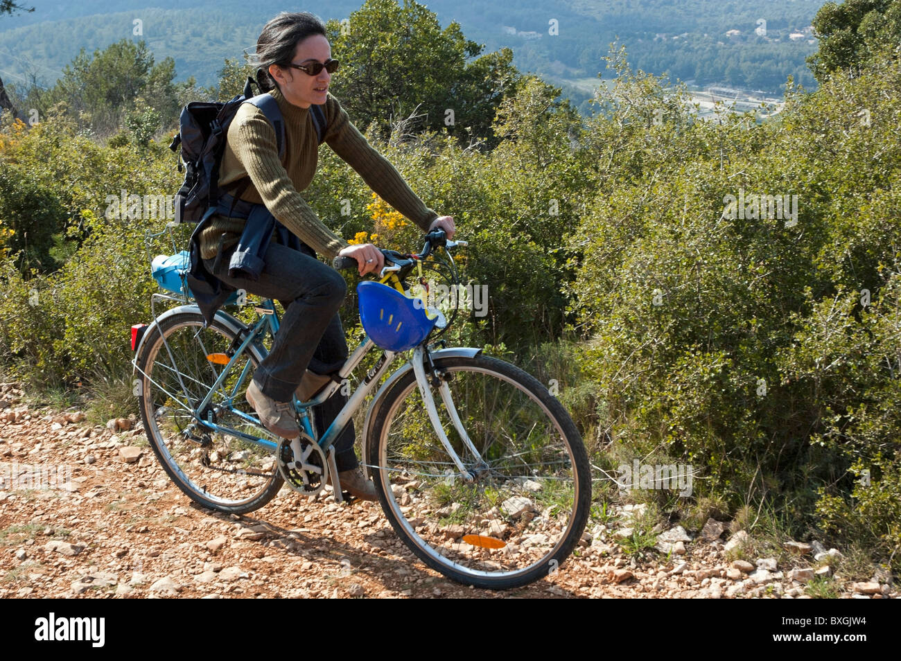 Radfahrer Radfahren durch die Landschaft entlang einer Spur auf einer Mountainbike Stockfoto