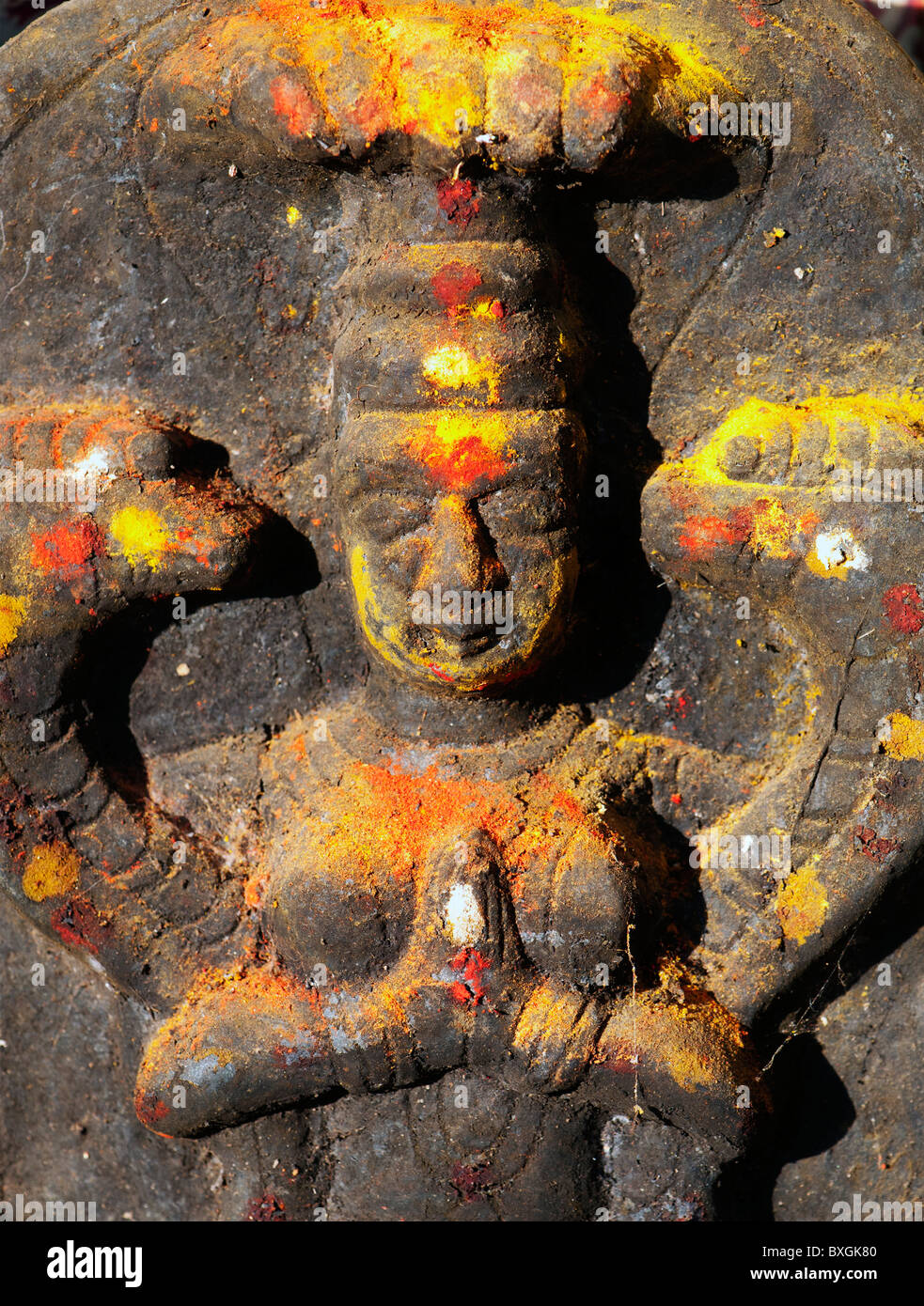 Hindu Altar Steinen in einem Tempel indische Vishnu Gottheit in der südindischen Landschaft darstellt. Andhra Pradesh, Indien. Stockfoto Hindu Altar Steinen in einem Tempel indische Vishnu Gottheit in der südindischen Landschaft darstellt. Andhra Pradesh, Indien. Stockfoto