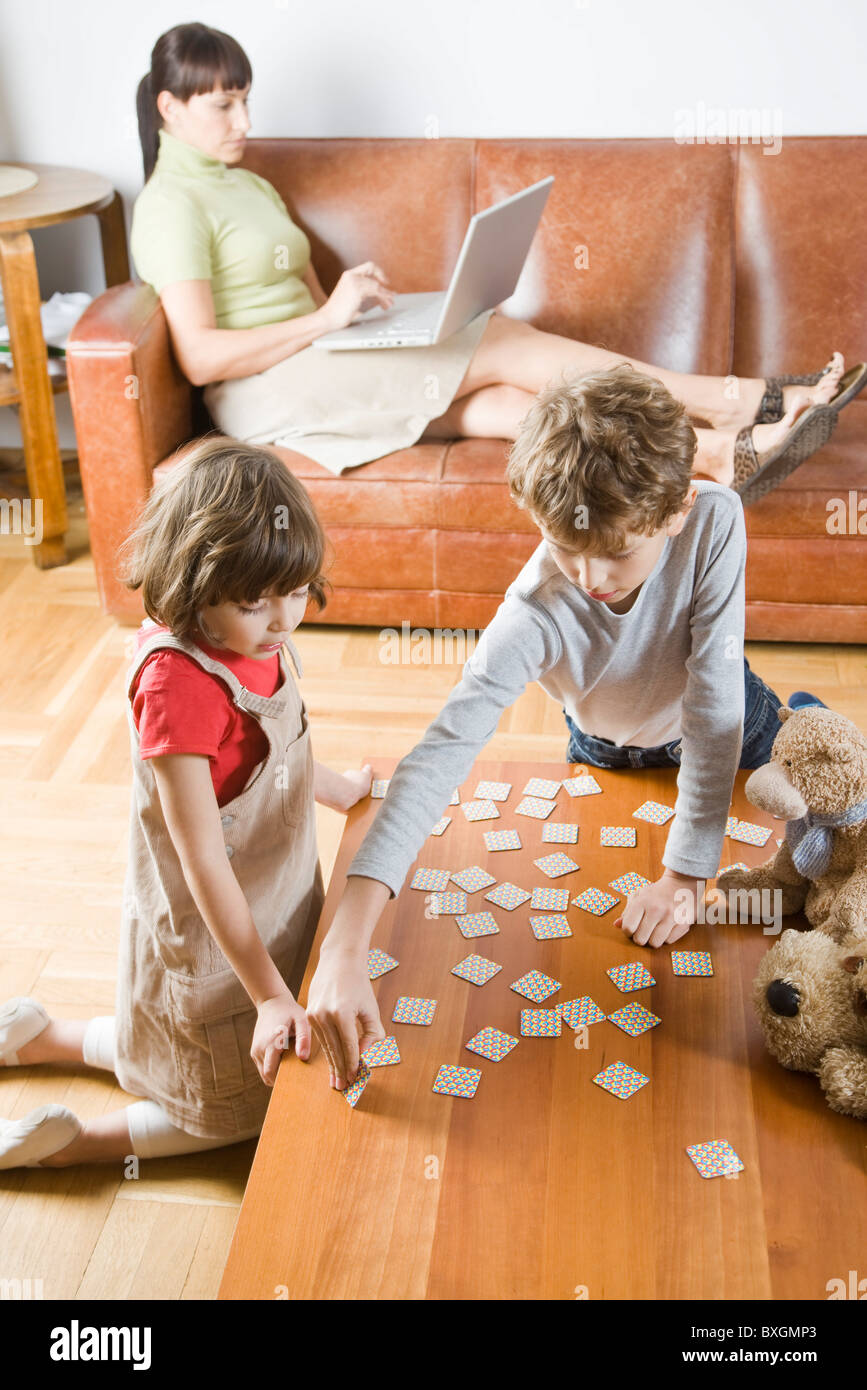 Bruder und Schwester spielen Speicher Stockfoto