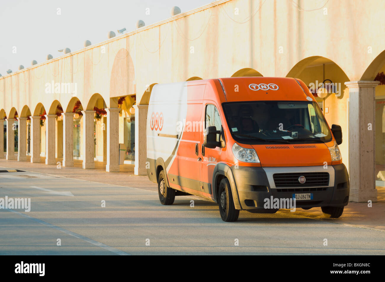 Hafen von Ostia, TNT Kurier van Stockfoto
