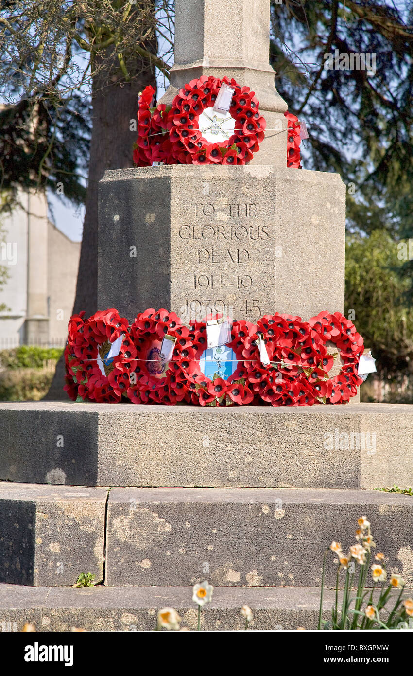 Mohn Kränze niedergelegt auf einem Kriegerdenkmal in Clifton Friedhof Bristol Stockfoto