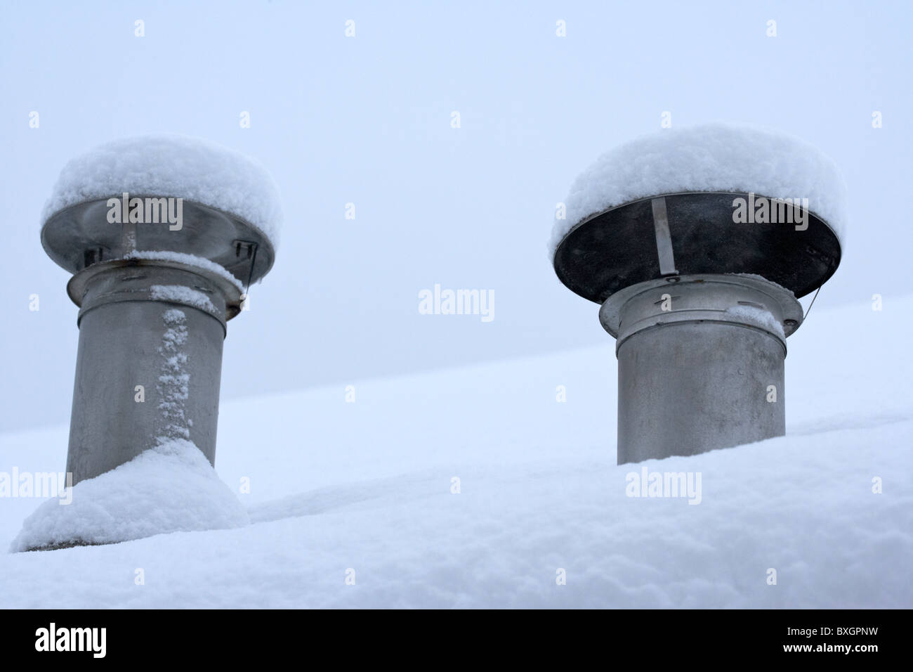 Zentralheizung Öl Kessel Schornsteine an einem kalten schneereichen Wintertag Belfast Nordirland Stockfoto