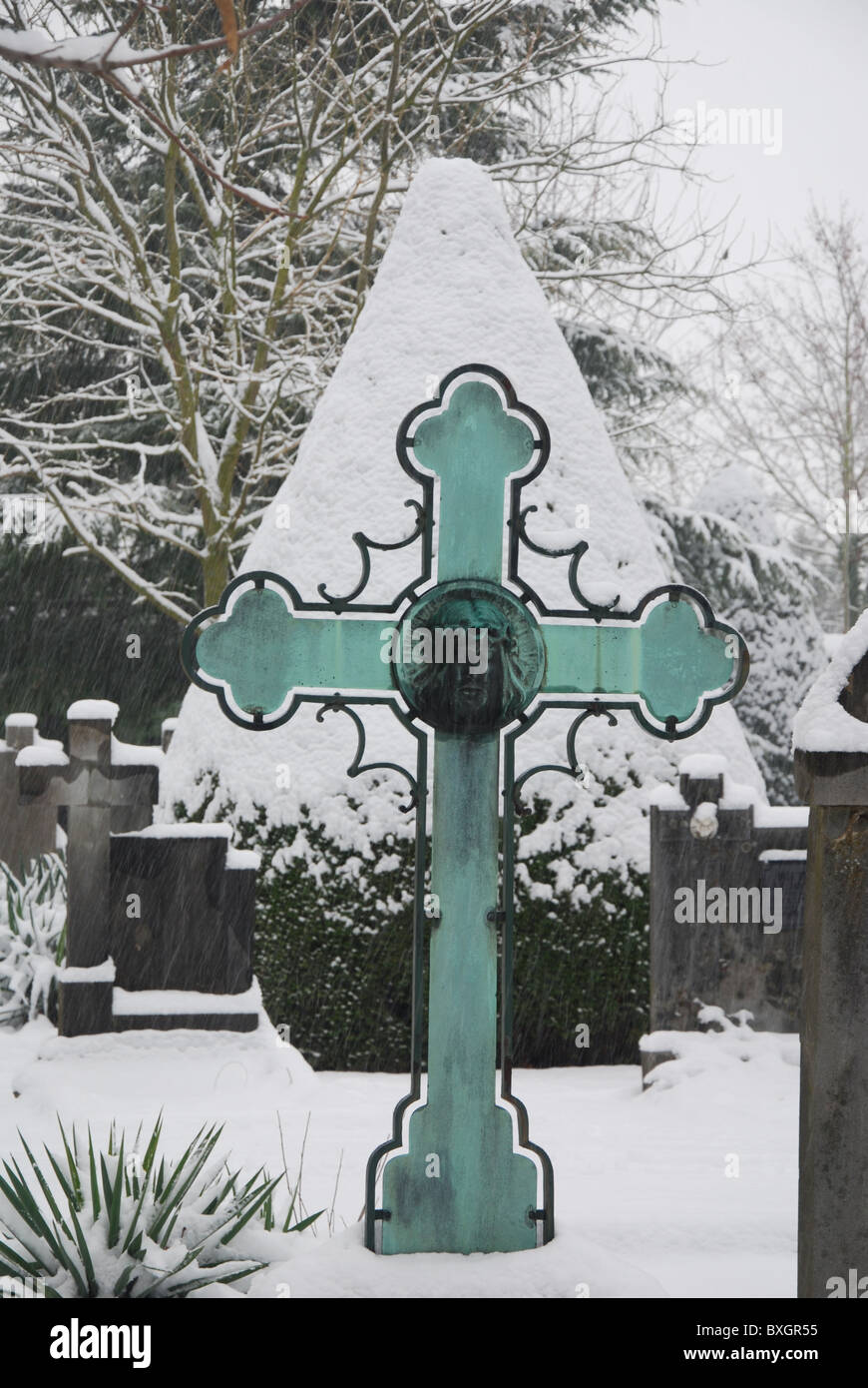 Schnee bedeckten-Kreuz in Het Oude Kerkhof in Roermond Niederlande Europa Stockfoto