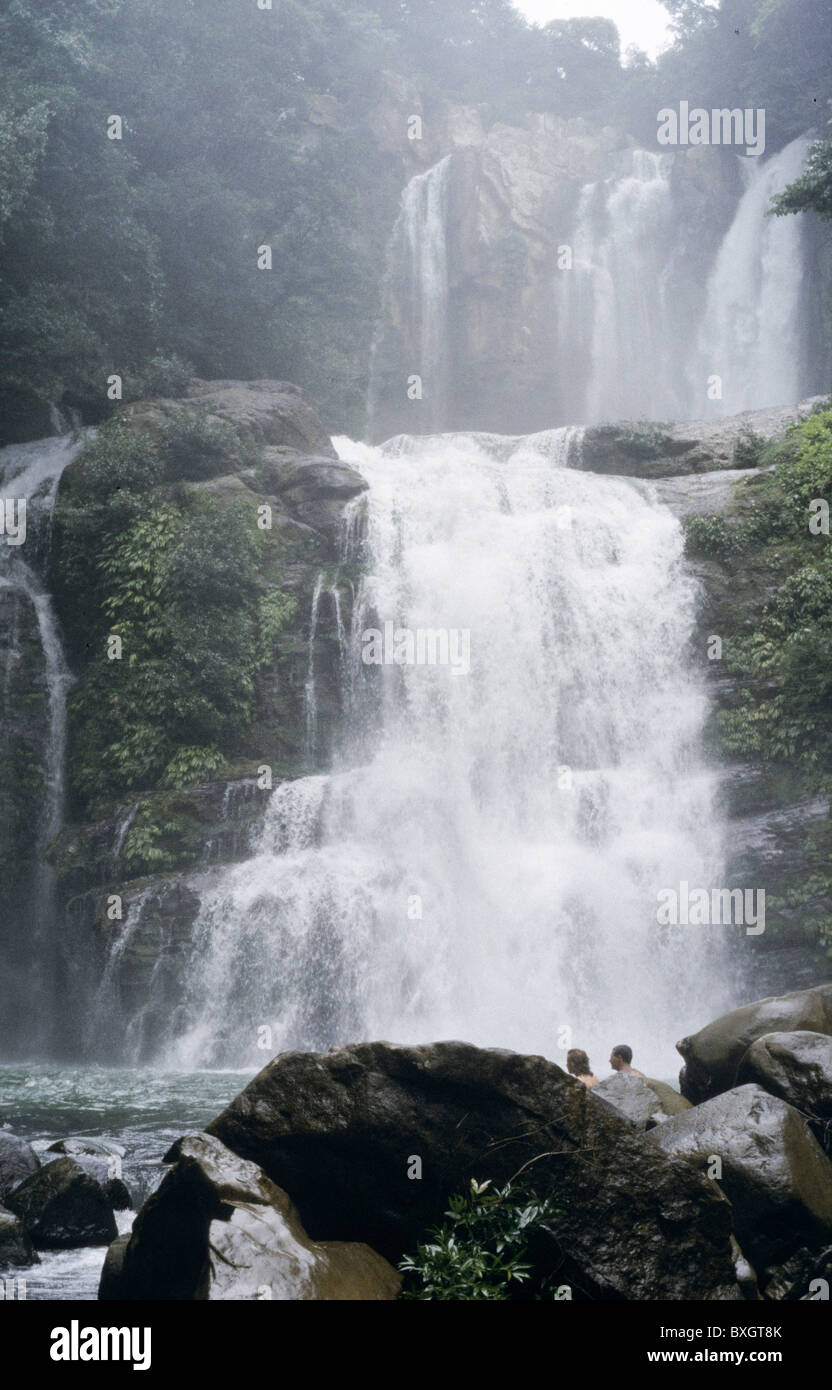 Costa Rica, Wasserfall Nauyaca Bei Dominical, Touristen, Touristen Wasserfall Stockfoto