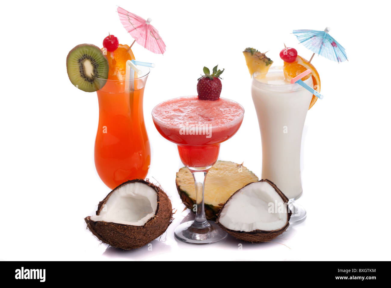 Cocktails (Pina Colada, Strawberry Margarita und Tequila Sun Rise) auf weißem Hintergrund dekoriert. Stockfoto