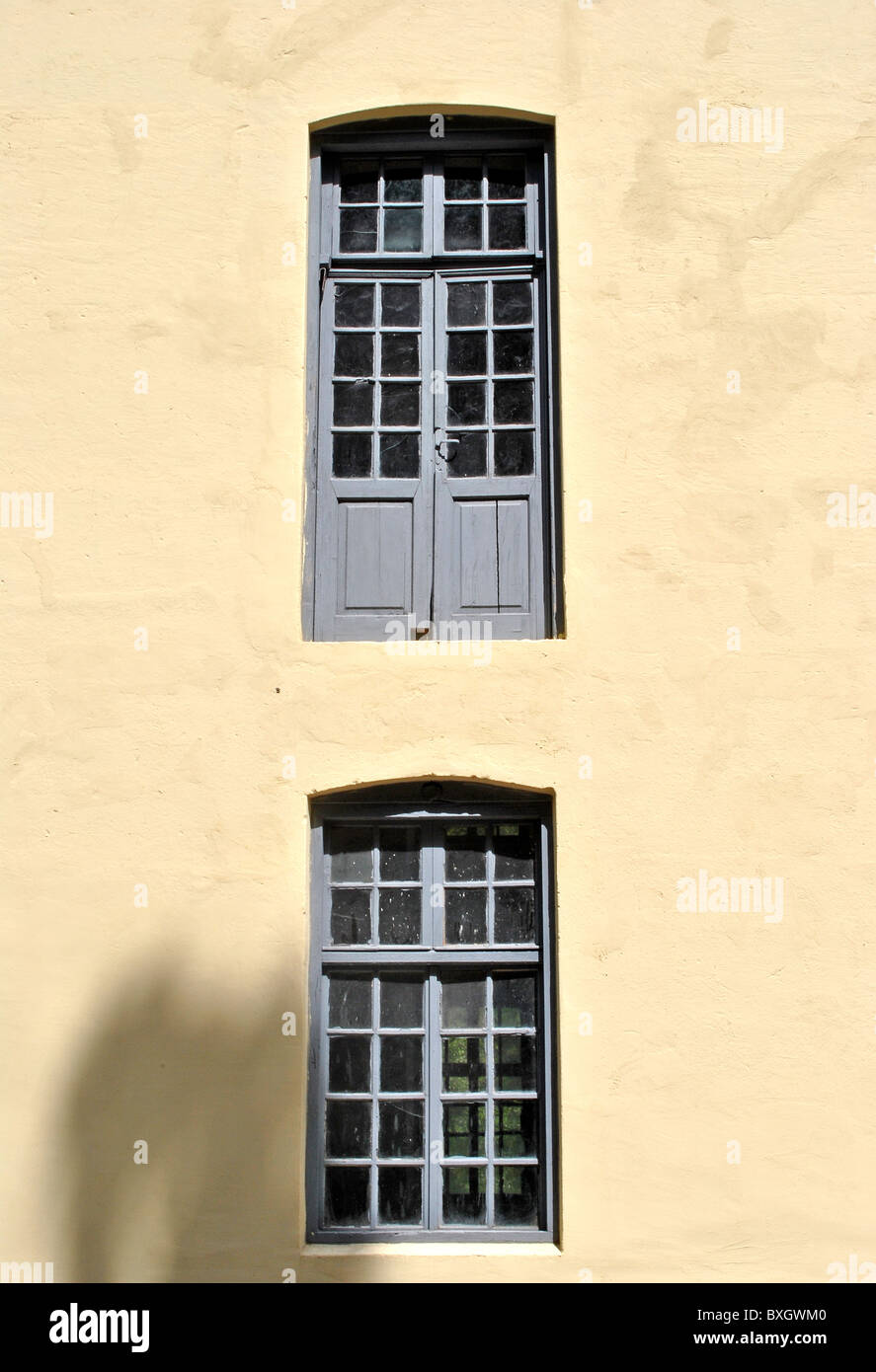 Französische Tür hängt an der Wand der alten Gebäude aus Holz und Glas 60er Jahre Stockfoto