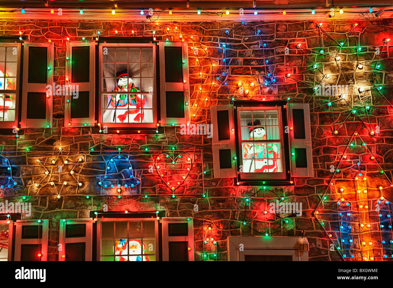 Haus dekoriert mit Weihnachtsbeleuchtung, Koziar Weihnachtsdorf, Bernville, PA, Pennsylvania, USA Stockfoto