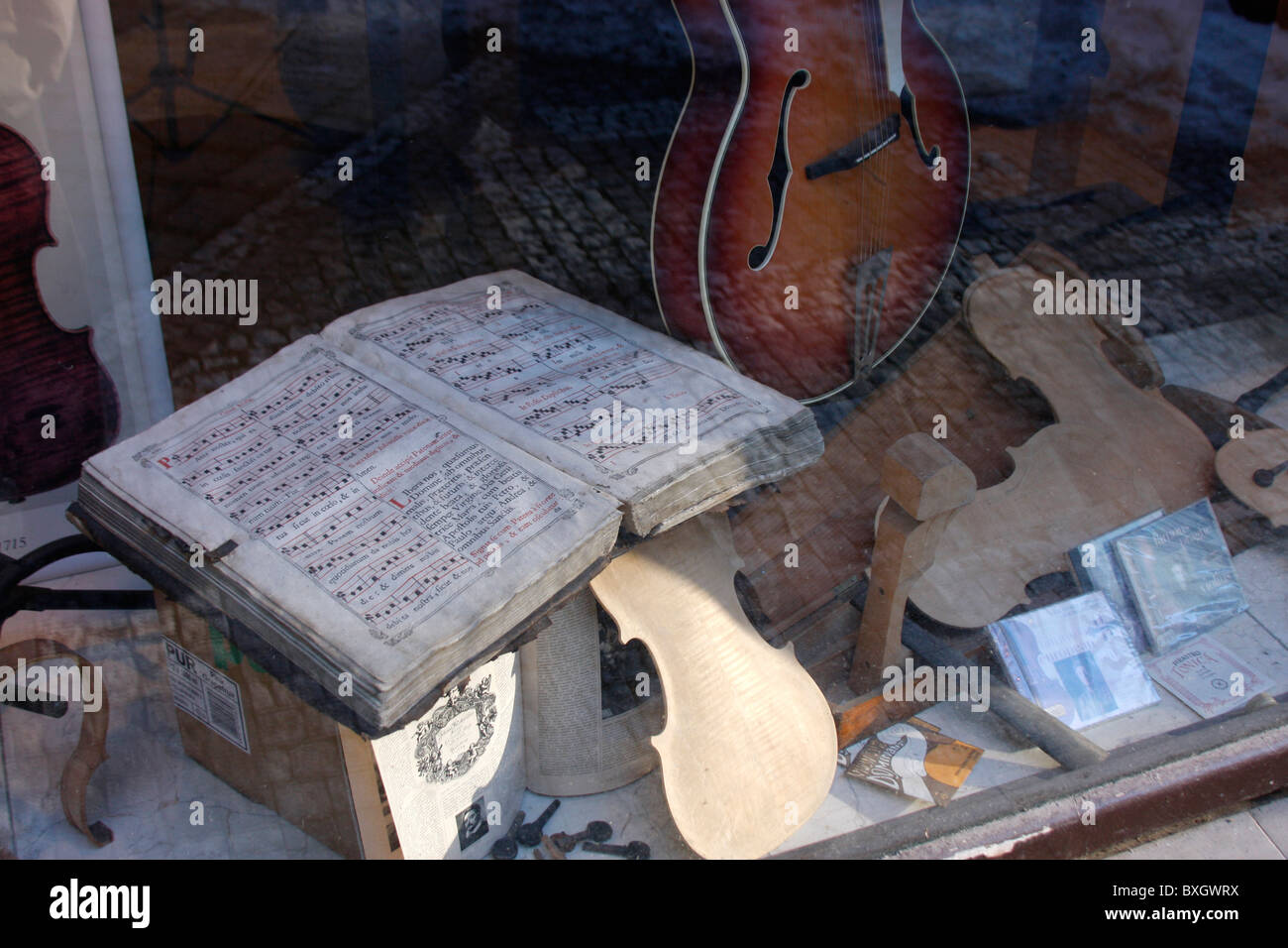 "Schaufenster des Bisses handgefertigte Instrumente Shop in der Altstadt, Prag, Tschechische Republik. Stockfoto