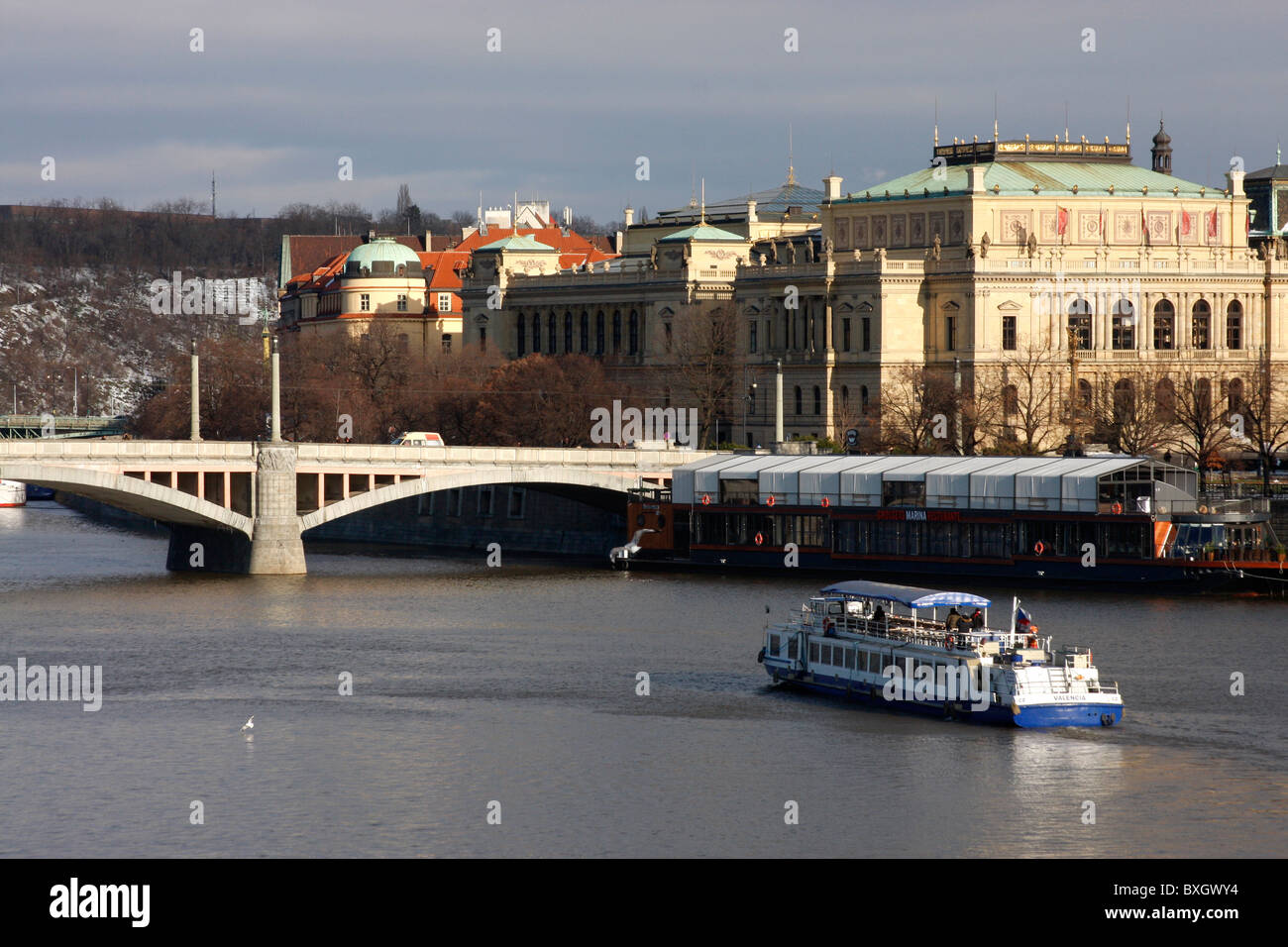 Brücke über den Fluss Vitava, Prag, Tschechische Republik, mit einer Fähre Ausflugsboot auf dem Fluss. Stockfoto