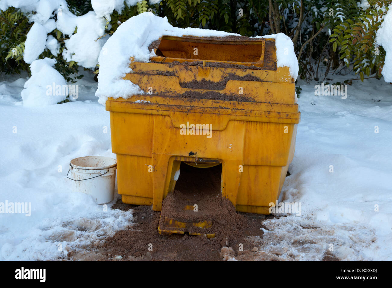Öffnen Sie lokale Rat Splitt und Salz Vorratsbunker an einem kalten, verschneiten Wintertag Belfast Nordirland Stockfoto