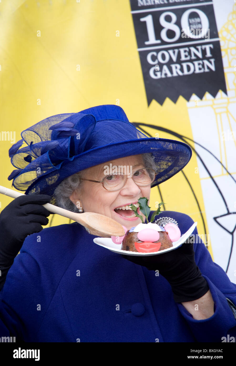 eine Königin Elizabeth II Impressionist steckt in einem Christmas pudding Stockfoto