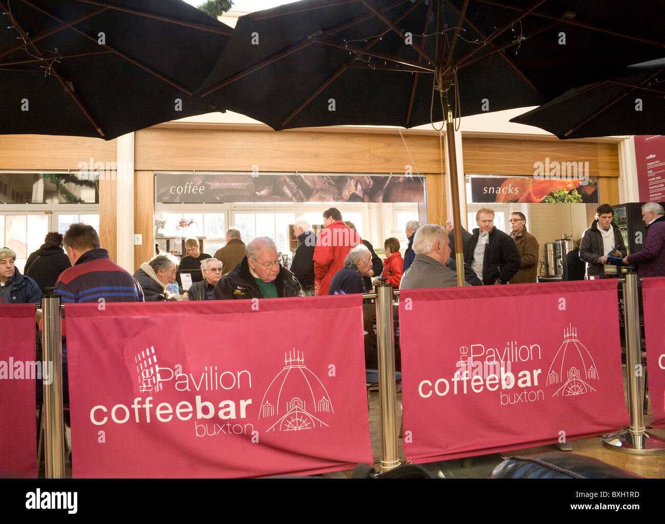 Buxton Derbyshire England UK sehr beschäftigt Pavillon Coffee Bar Stockfoto
