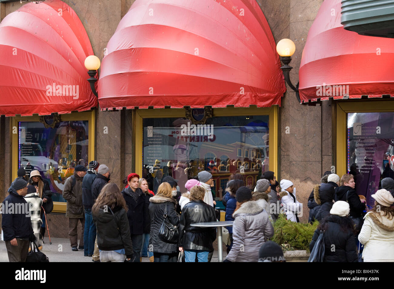 Macys Weihnachtsfenster ziehen Massen, Manhattan, New York City Stockfoto