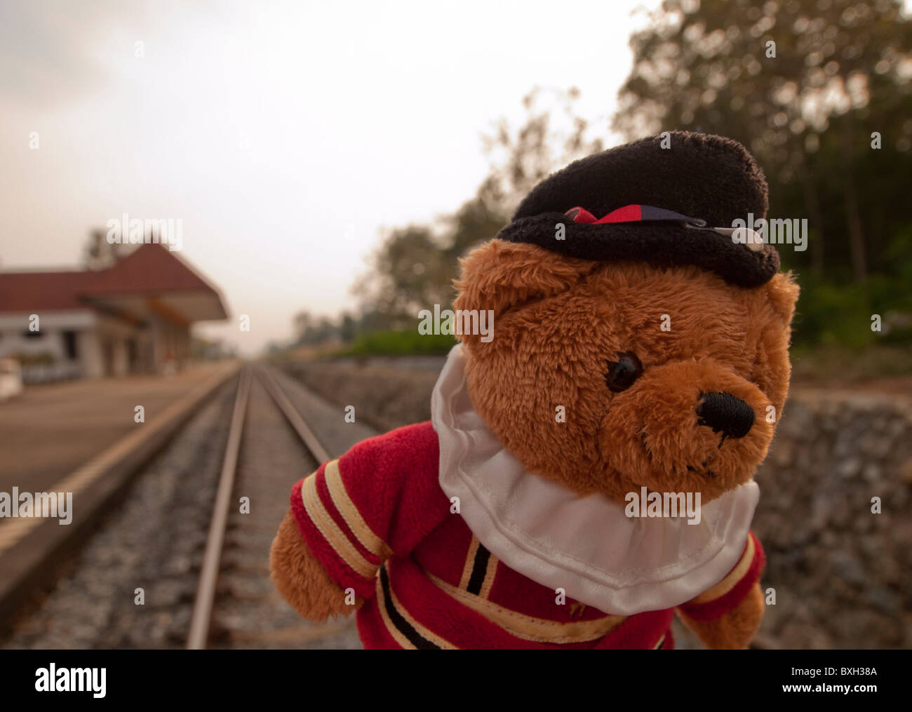 Harrods Teddybär mit Gleis Stockfoto
