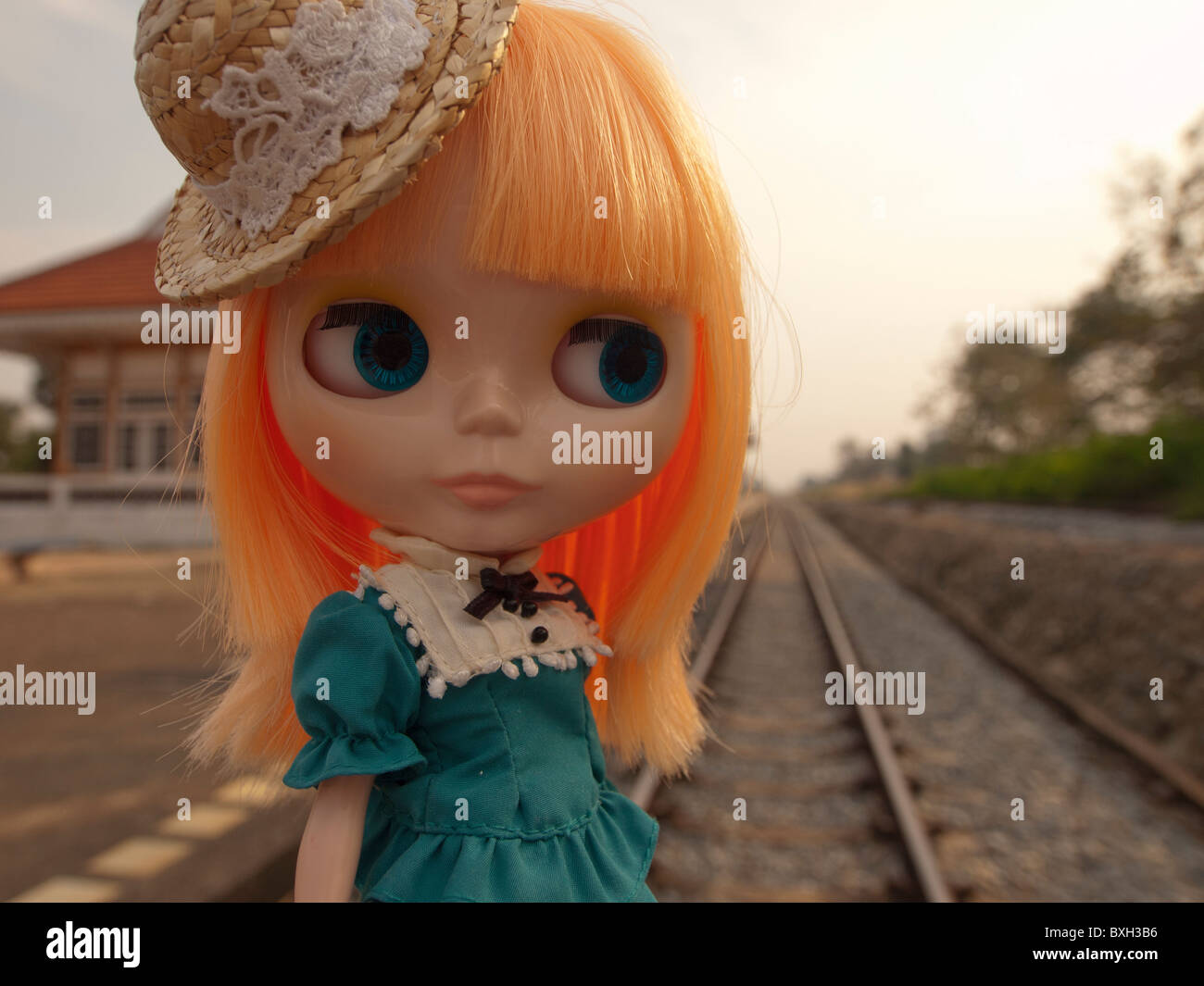 Eine Blythe Puppe stehend auf der Bahnstrecke Stockfoto