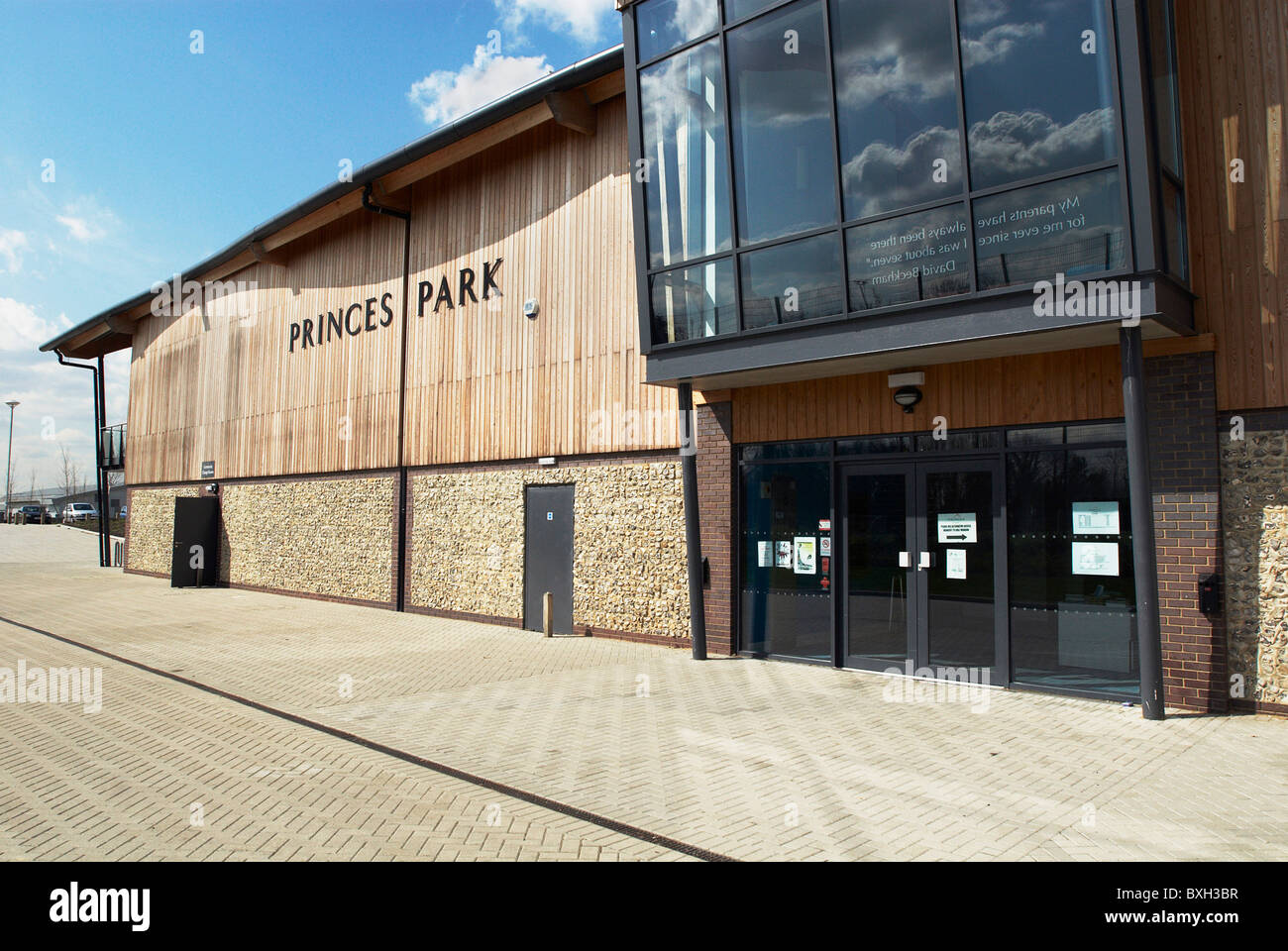 Fassade Holz finden bei Princes Park Dartford FC South East London UK Stockfoto