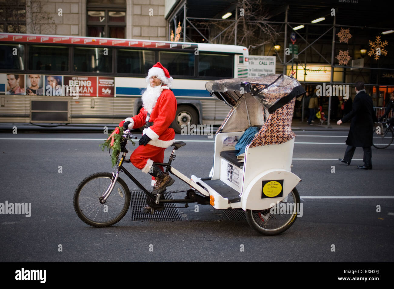 Rikscha-Fahrer, verkleidet als Weihnachtsmann, Manhattan, New York City Stockfoto