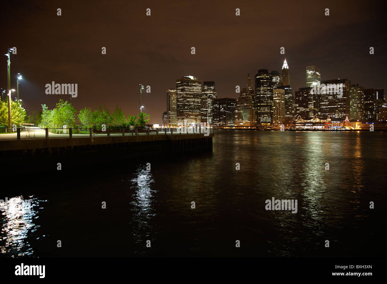 Nacht-Landschaft von New York City vom pier Stockfoto
