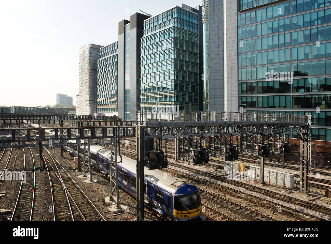 Großen westlichen Zugstrecke, die "Paddingtoncentral" vorbei, einem gemischten Büro- und Wohnanlage London UK Stockfoto