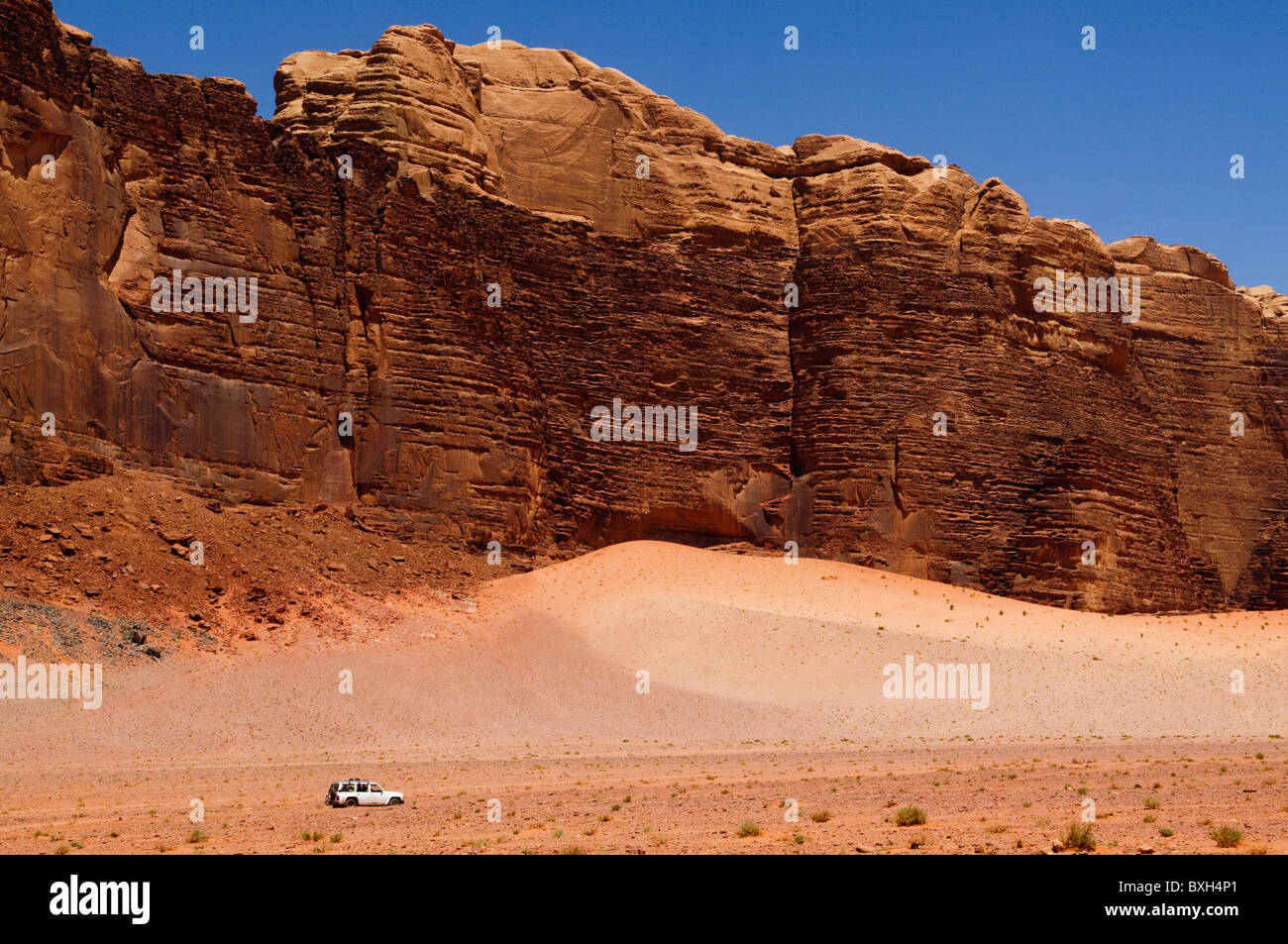 ein Meer aus Sand und Berge im Wadi Rum in Jordanien Stockfoto