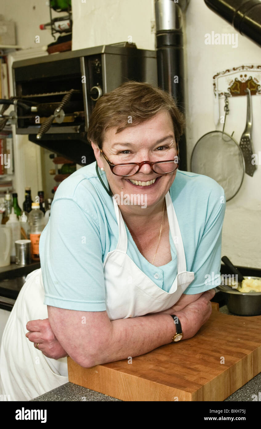 Mary Ann Gilchrist-Chef im Restaurant Carlton Llanwrtyd Wells Powys Mid Wales UK Stockfoto