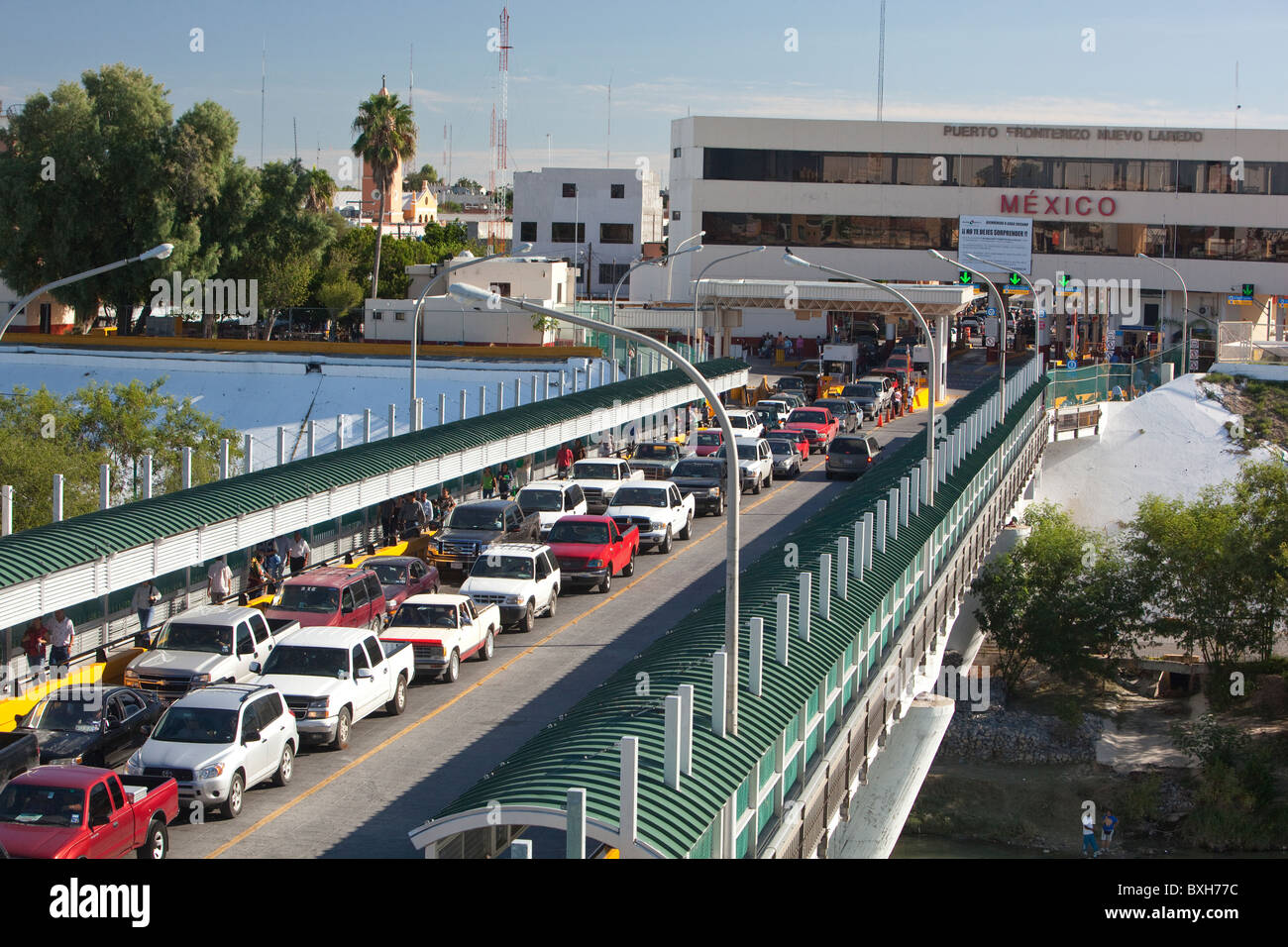 Autos fuhren von Mexiko in Richtung USA Zoll Checkpoint in Laredo, Texas, warten auf Brücke über den Fluss Rio Grande Stockfoto