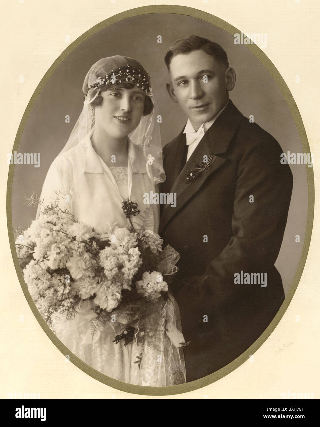 Personen, Paare, Brautpaar, Halbzeit, Studioaufnahme, Berlin, Deutschland, um 1913, Zusatzrechte-Clearences-nicht verfügbar Stockfoto