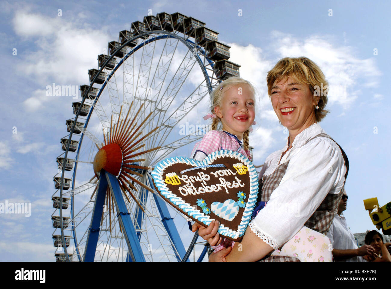 oktoberfest, Münchner Bierfest, Kind und Mutter vor einem Riesenrad, 30.9.2006, Zusatz-Rights-Clearences-not available Stockfoto