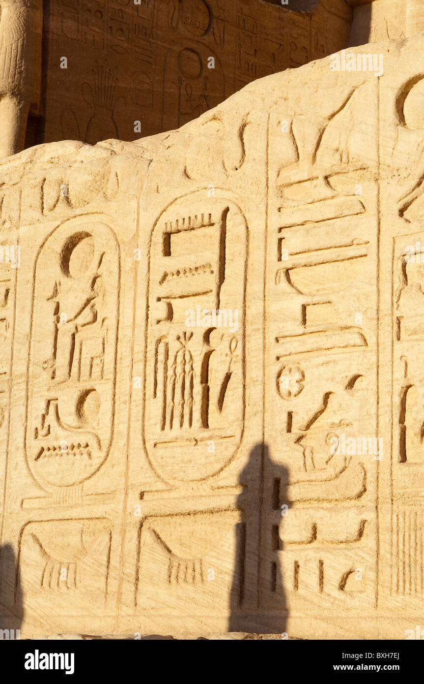 Ägypten, ägyptische Hieroglyphen am Abu Simbel Tempel Nubian Monuments abu, Egypt.. Stockfoto