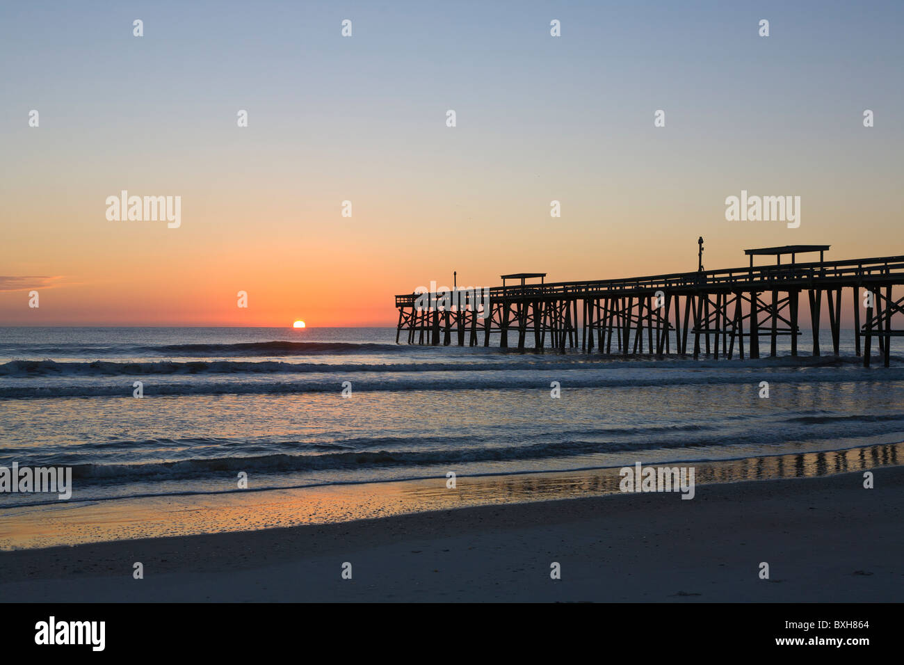 Sonnenaufgang über dem Atlantik Pier auf Amelia Island, Florida Stockfoto