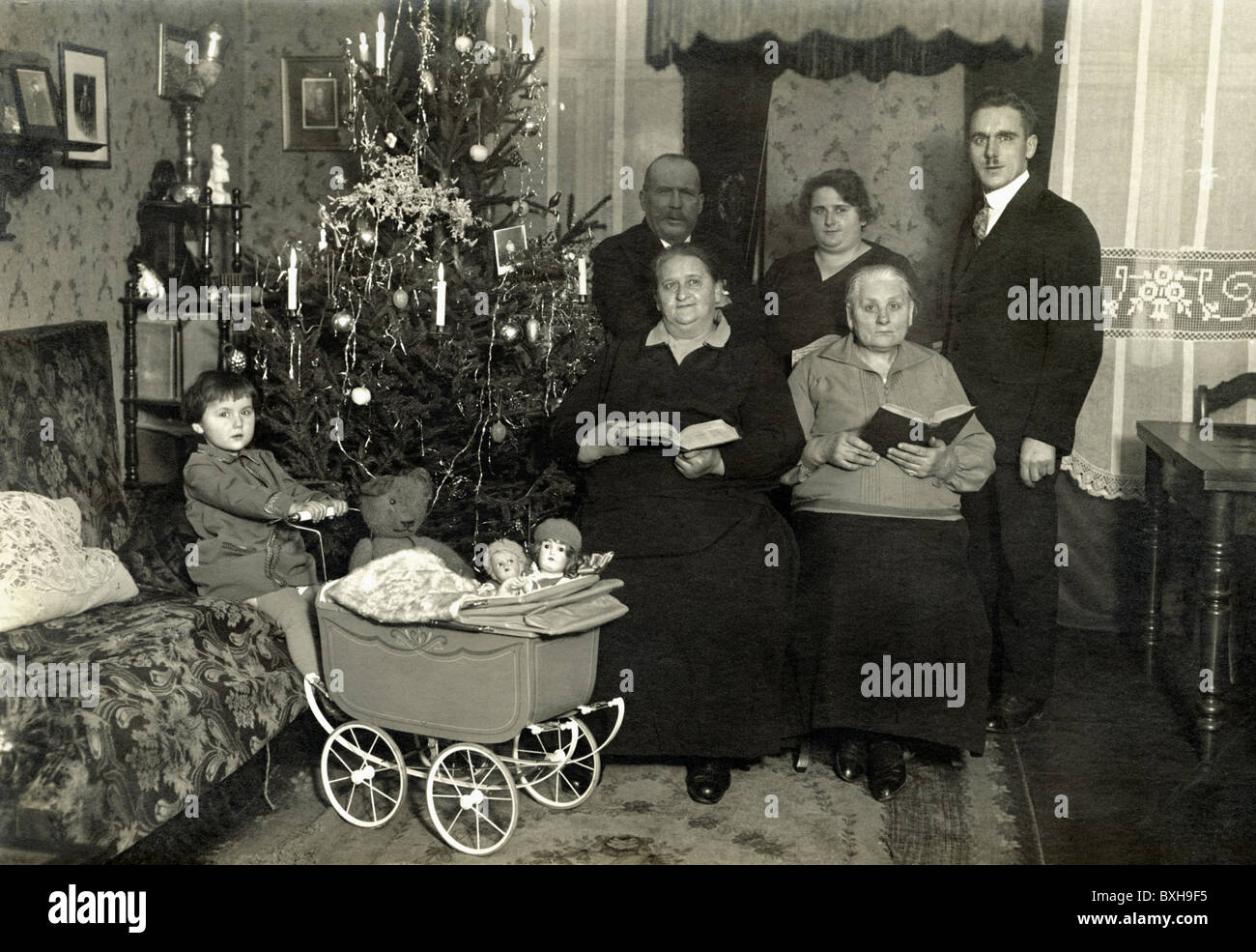 Weihnachten, Heiligabend, Familie unter Weihnachtsbaum, Deutschland, um 1921, Zusatz-Rechte-Clearences-nicht vorhanden Stockfoto