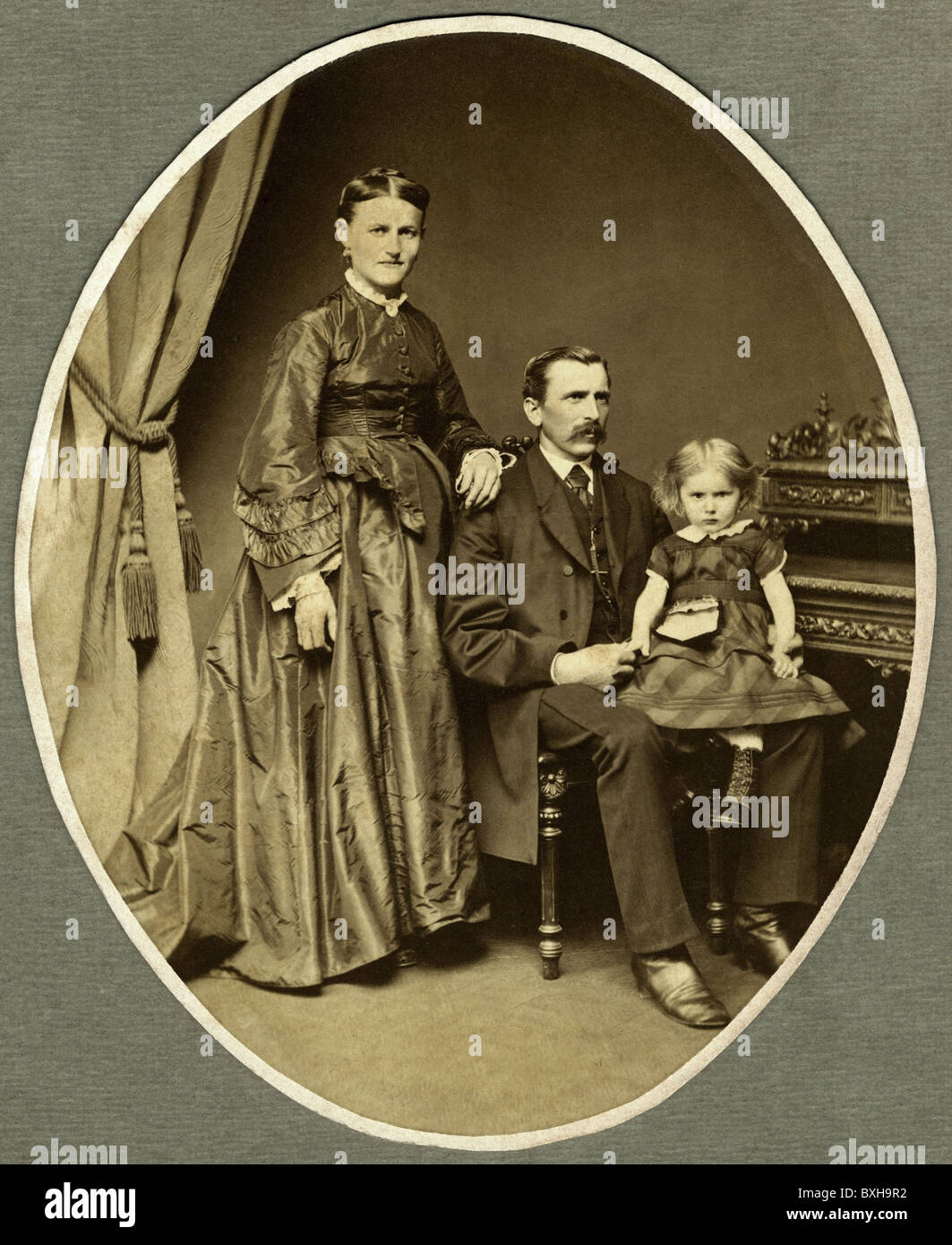Personen, Familie, Eltern mit Kind, Studioaufnahme, Deutschland, um 1880, zusätzliche-Rechte-Clearences-nicht verfügbar Stockfoto