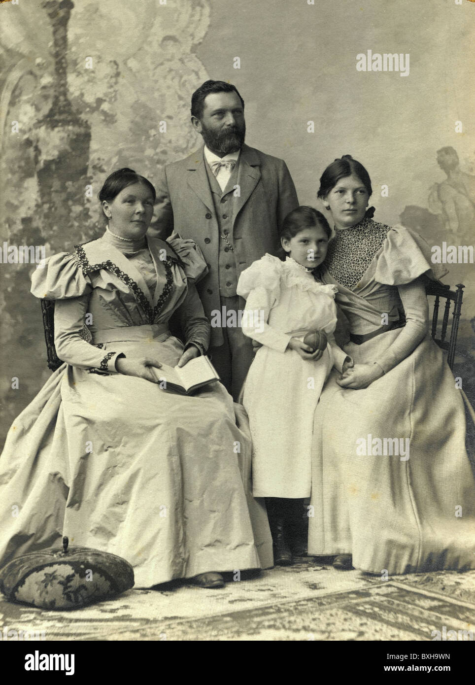 Personen, Familie, Eltern mit zwei Kindern, Gruppenbild, Studioaufnahme, München, Deutschland, um 1890, zusätzliche-Rechte-Clearenzen-nicht verfügbar Stockfoto