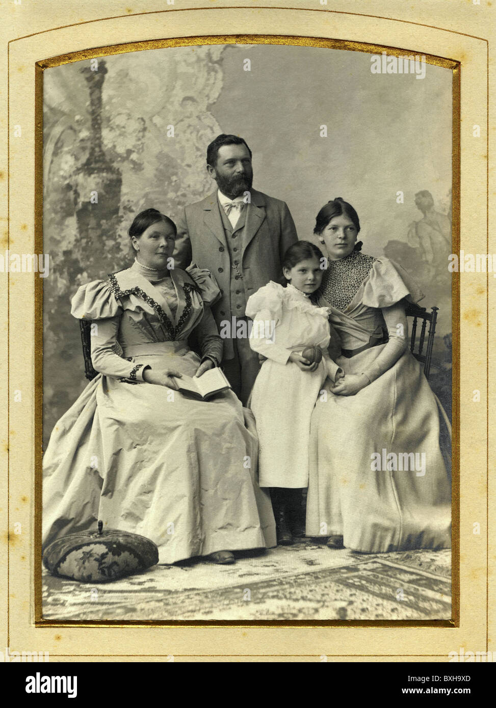 Personen, Familie, Eltern mit zwei Kindern, Gruppenbild, Studioaufnahme, München, Deutschland, um 1890, zusätzliche-Rechte-Clearenzen-nicht verfügbar Stockfoto