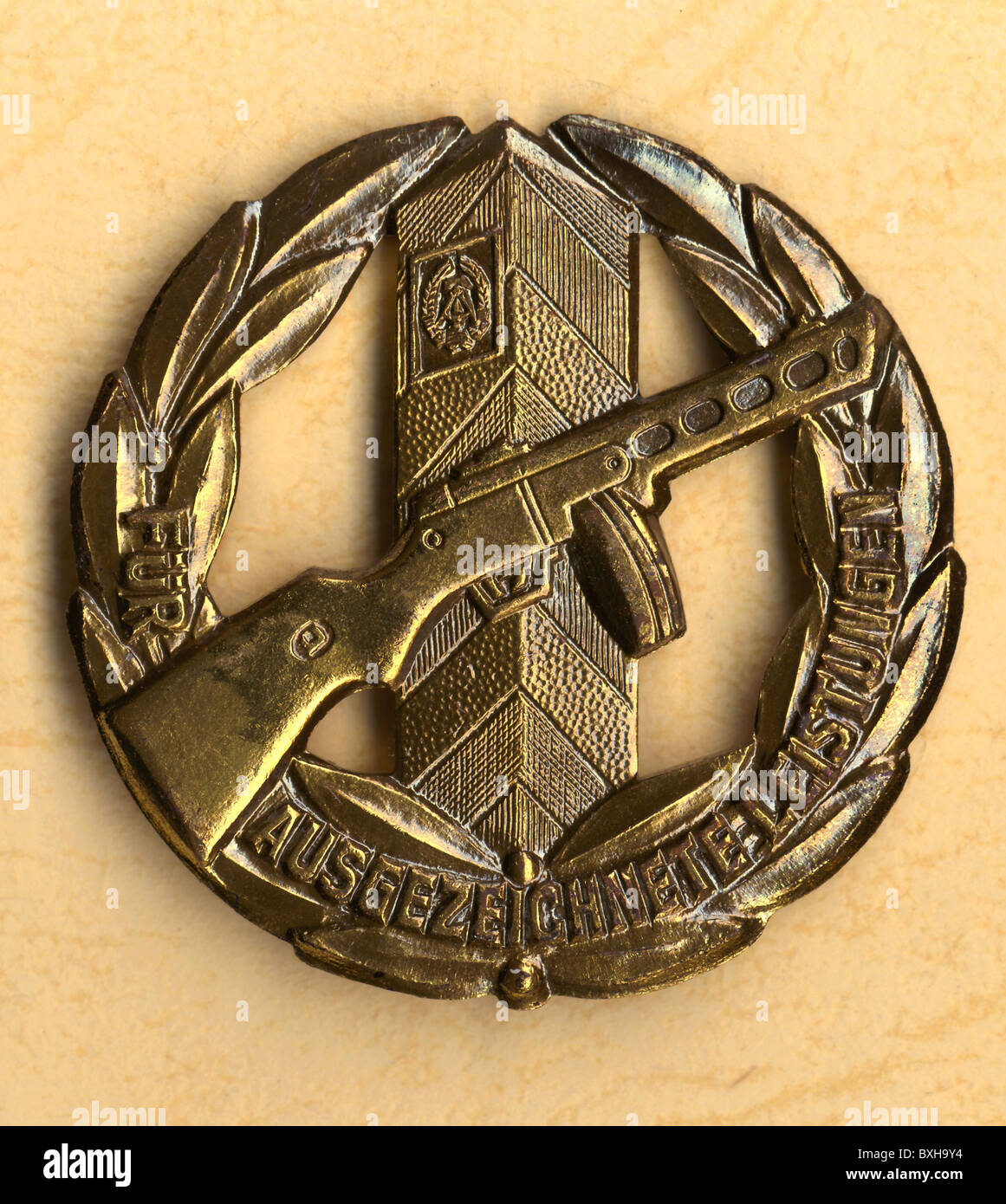 Verzierungen, DDR / DDR, Verdienstabzeichen für Grenztruppen der DDR, Metall, Durchmesser ca. 3 cm, um 1975, Zusatzrechte-Abfertigung-nicht vorhanden Stockfoto