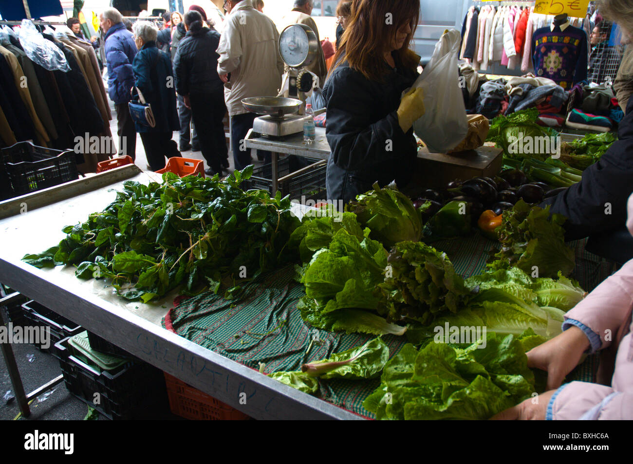 Gemüsehändler außerhalb Mercato di Sant'Ambrogio Markt zentrale Florenz (Firenze) Tuscany Italien Mitteleuropa Stockfoto