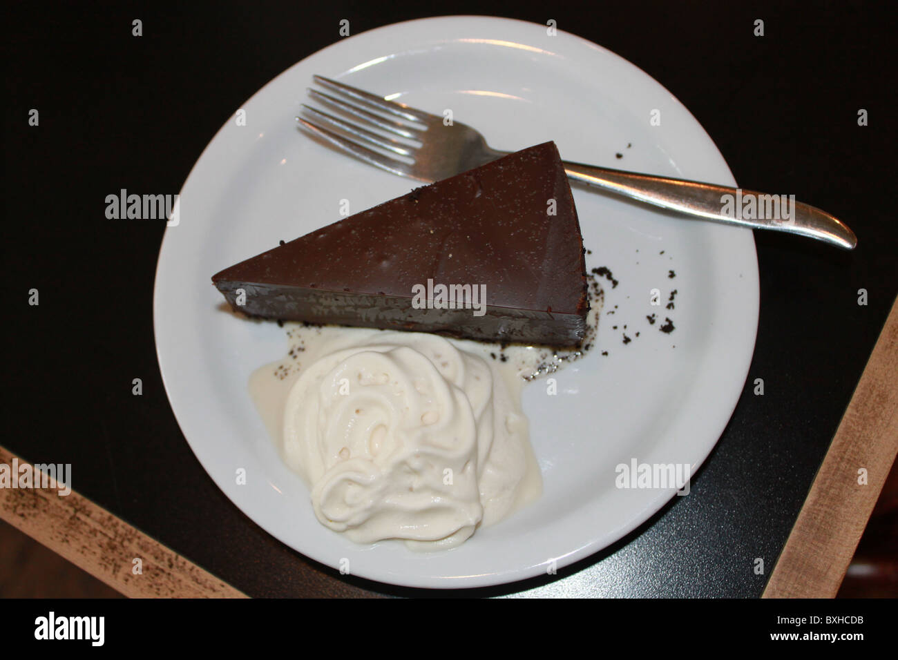Mousse au Chocolat Torte mit Sahne Stockfoto
