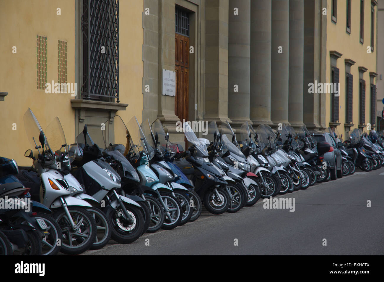 Geparkten Motorroller und Motorräder Lungarno della Acciaiuoli Straße Florenz (Firenze) Tuscany Italien Mitteleuropa Stockfoto