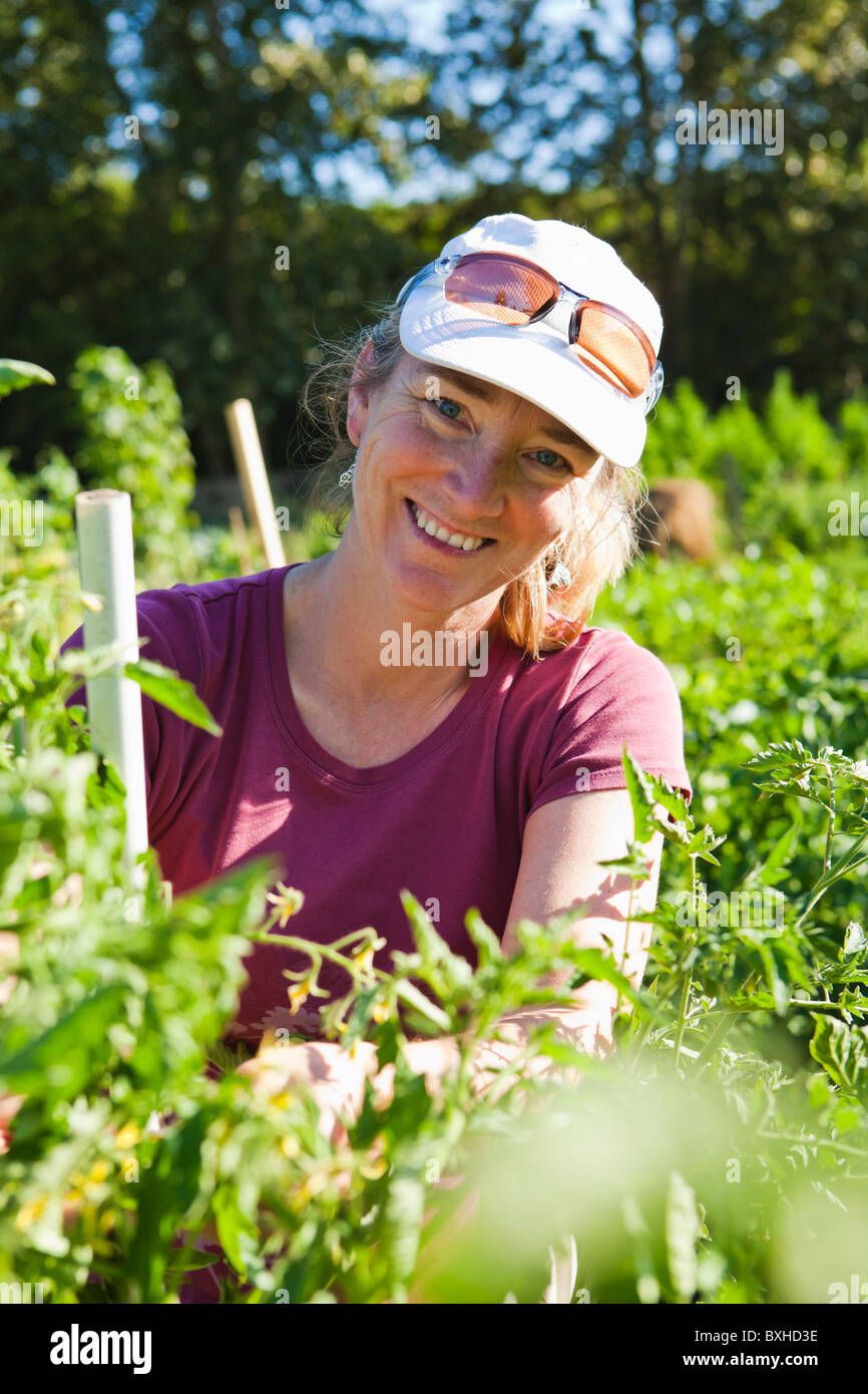 Porträt einer Frau, die Arbeiten in ihrem Garten des Grundstückes in einem Gemeinschaftsgarten in Seattle, WA, USA Stockfoto