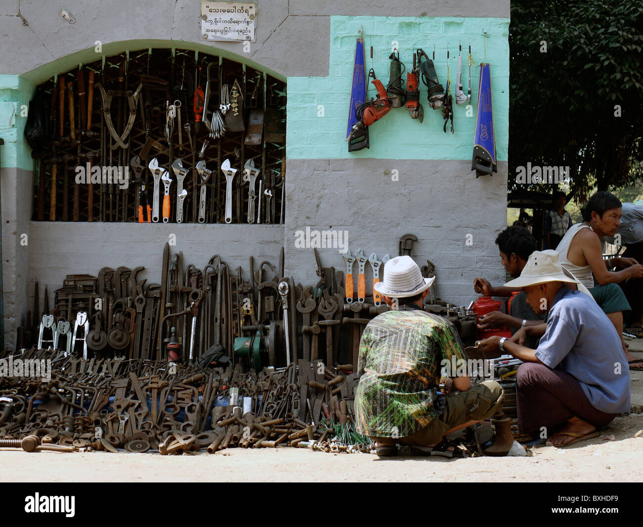 Männer, die Vertriebs-Tools in einem Open-Air-laden in Yangon, Birma, Myanmar Stockfoto