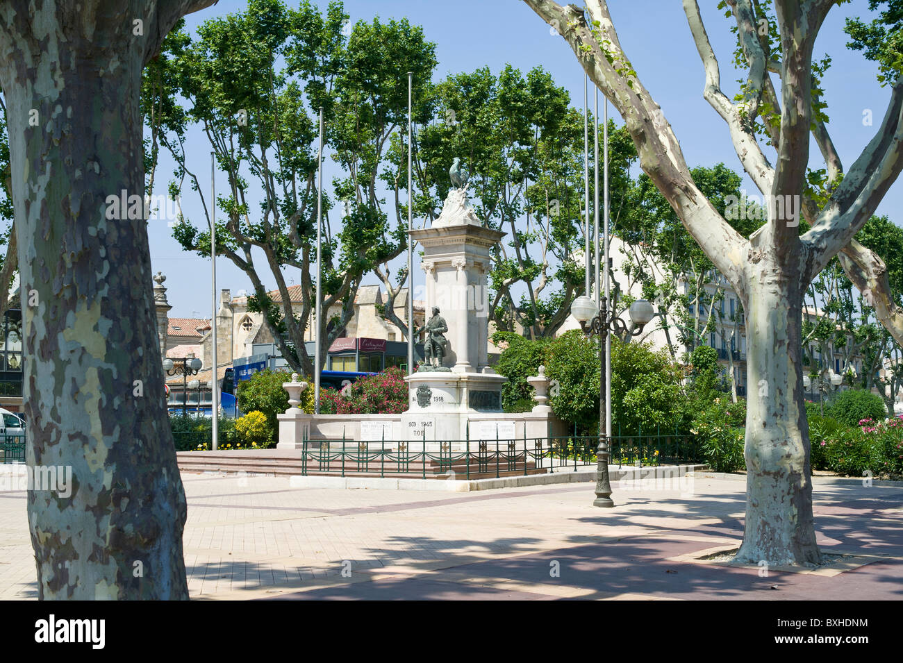 Altstädter Ring und Kriegerdenkmal in Narbonne Frankreich Stockfoto