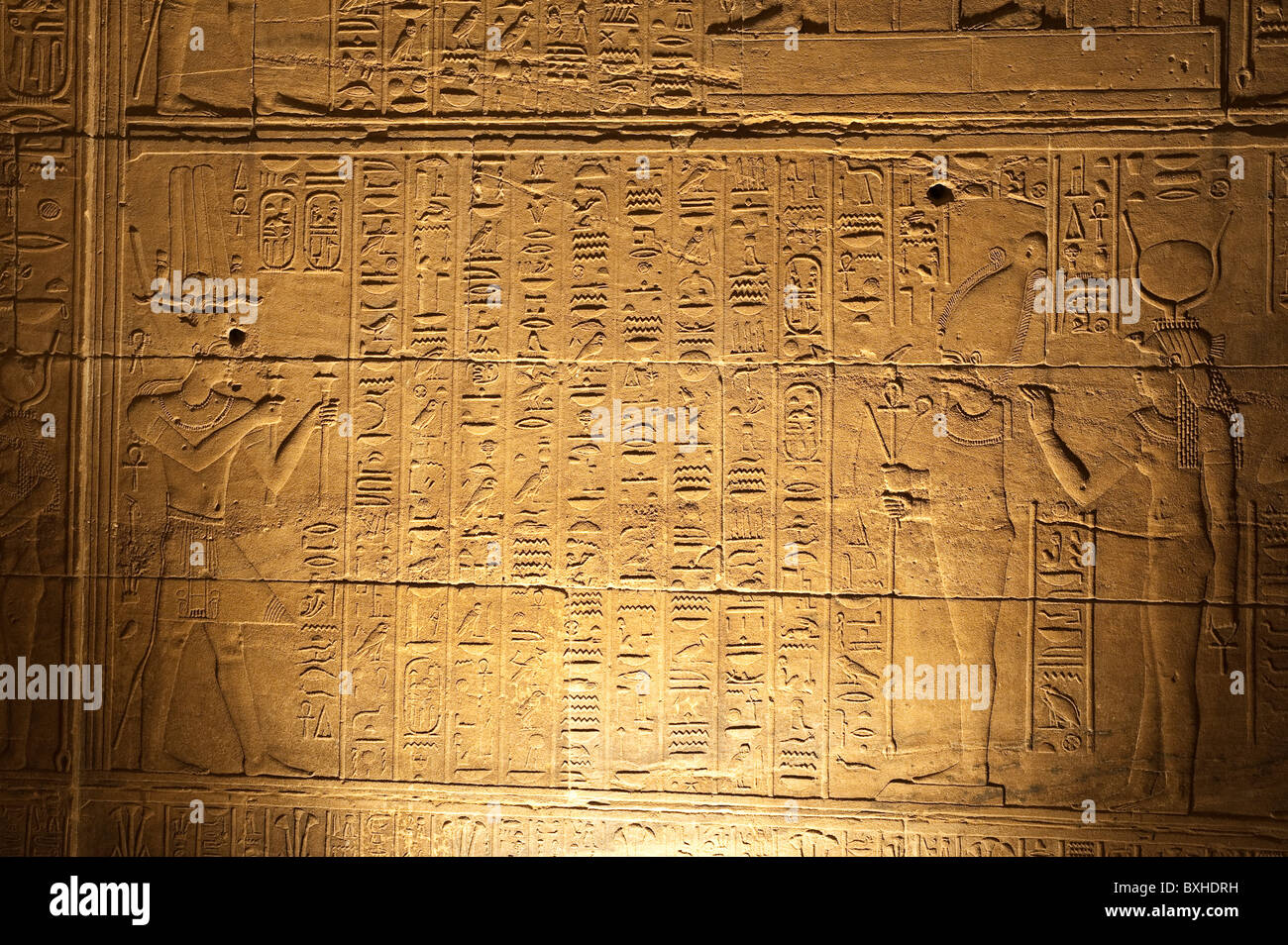 Ägypten, Assuan. Ägyptische Hieroglyphen am Philae-Tempel Assuan. Stockfoto