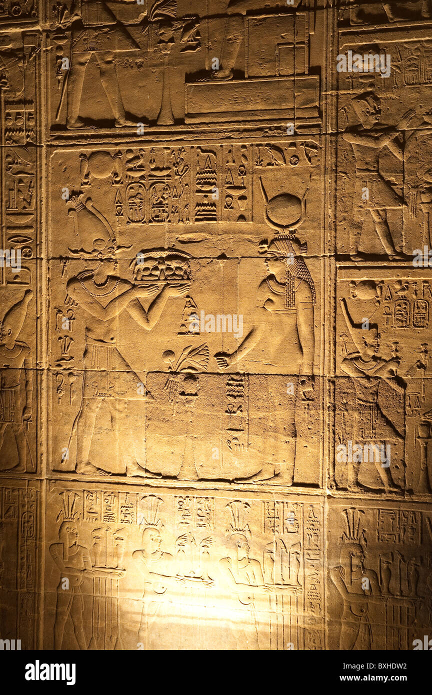 Ägypten, Assuan. Ägyptische Hieroglyphen am Philae-Tempel Assuan. Stockfoto